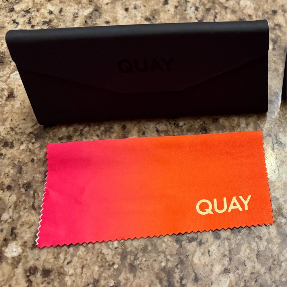 Quay Australia Black Case with New Cleaning Cloth